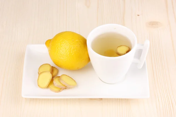 Здоровий імбирний чай з лимоном на дерев'яному фоні — стокове фото