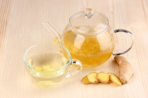 Здоровий імбирний чай в чайнику і чашка на дерев'яному фоні — стокове фото