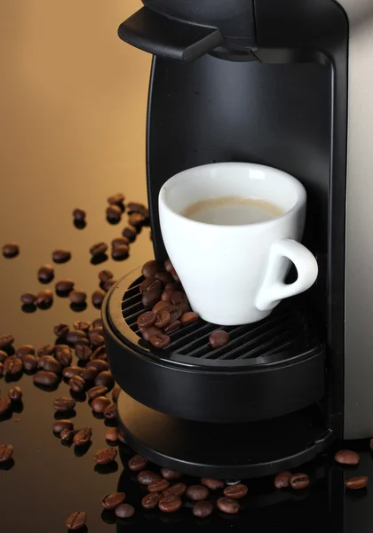 Machine expresso et tasse de café sur fond brun — Photo