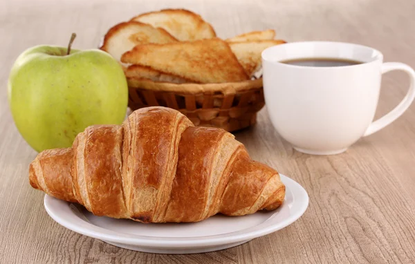 Класичний сніданок. Кава і круасан — стокове фото