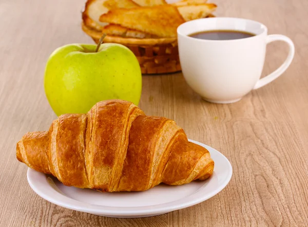 Pequeno-almoço clássico. Café e croissant — Fotografia de Stock