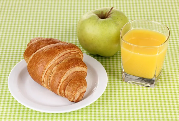 Klasické snídaně. pomerančová šťáva a croissant — Stock fotografie