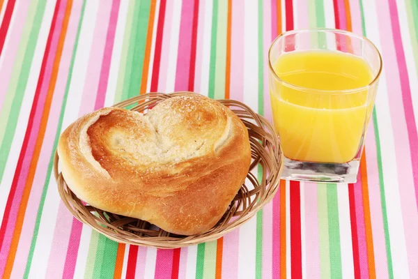 Pequeno-almoço clássico. Sumo de laranja e pão — Fotografia de Stock