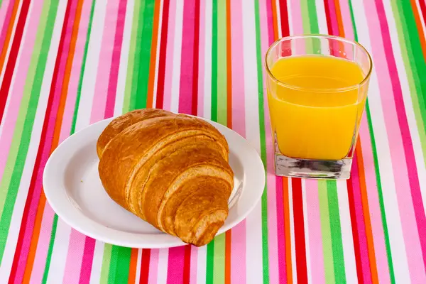 Κλασική πρωινό. χυμός πορτοκαλιού και κρουασάν — Φωτογραφία Αρχείου