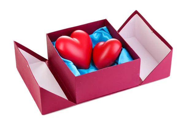 Herzen in Schachtel isoliert auf weiß — Stockfoto