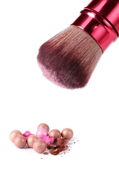 Красная кисть для макияжа с пудрой шарики изолированы на белом — стоковое фото