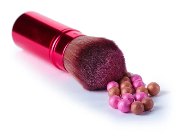 Spazzola rossa per il trucco con palle di polvere isolate su bianco — Foto Stock
