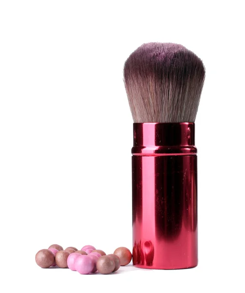 Cepillo rojo para maquillaje con bolas de polvo aisladas en blanco — Foto de Stock