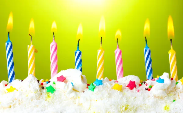 Belle candele di compleanno su sfondo verde — Foto Stock