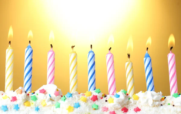 Piękne urodziny świec na żółtym tle — Zdjęcie stockowe