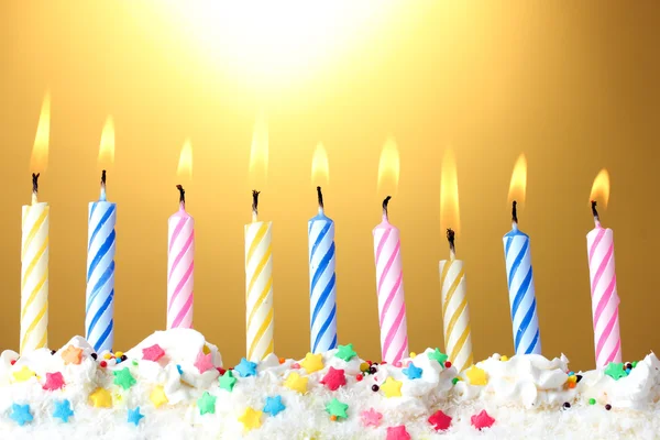 Krásné narozeniny svíčky na žlutém podkladu — Stock fotografie