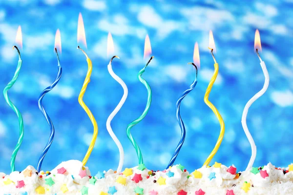 Vackra födelsedag ljus på blå bakgrund — Stockfoto