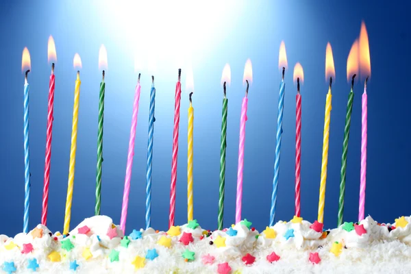 Belle candele di compleanno su sfondo blu — Foto Stock