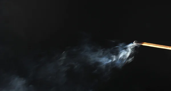 Overeenkomen met abstracte rook op zwarte achtergrond — Stockfoto