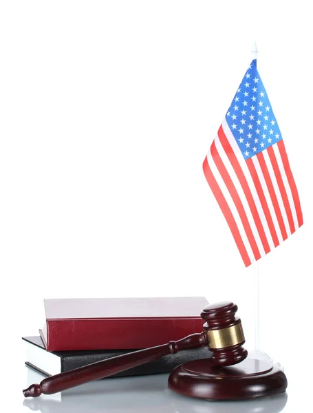 Yargıç Tokmak, kitap ve Amerikan bayrağı üzerinde beyaz izole — Stok fotoğraf