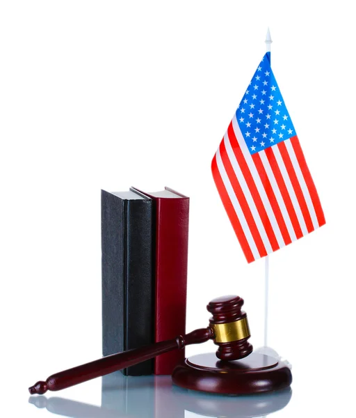 판사 망치, 책, 미국 국기는 흰색 절연 — 스톡 사진