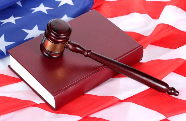 Σφυρί δικαστή και βιβλίο σε αμερικανική σημαία φόντο — Φωτογραφία Αρχείου