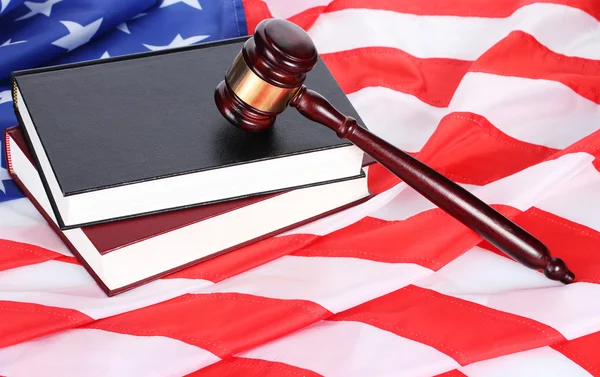 Richtergabel und Bücher auf amerikanischem Flaggenhintergrund — Stockfoto