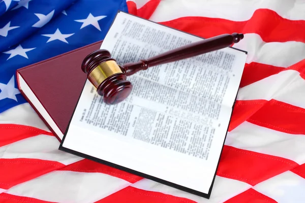 Juiz martelo e livros sobre fundo bandeira americana — Fotografia de Stock