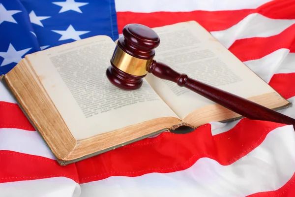 Σφυρί δικαστή και βιβλίο σε αμερικανική σημαία φόντο — Φωτογραφία Αρχείου