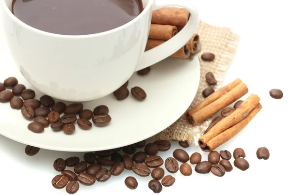 Kopje koffie, bonen en kaneelstokjes geïsoleerd op wit — Stockfoto