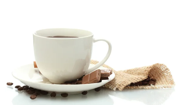Чашка кофе, бобы и шоколад изолированы на белом — стоковое фото