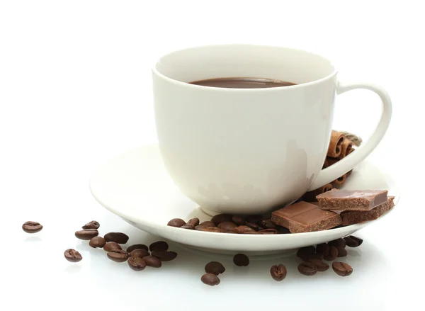 Kopje koffie, bonen en chocolade op wit wordt geïsoleerd — Stockfoto