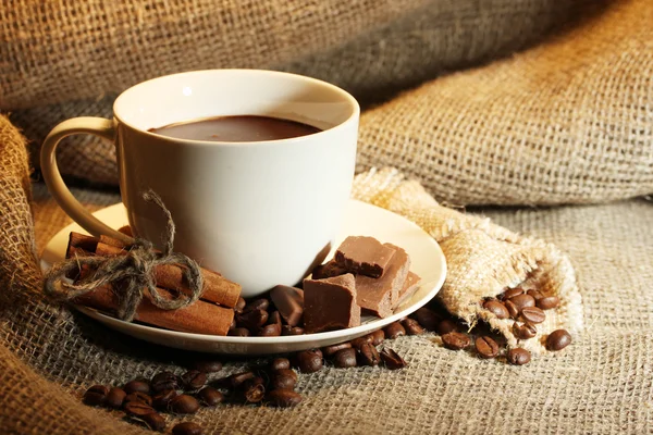 커피와 콩, 계 피 스틱 및 배경 점령에 초콜릿 컵 — 스톡 사진