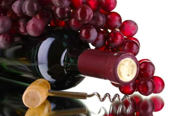 Fles van grote wijn en kurkentrekker geïsoleerd op wit — Stockfoto