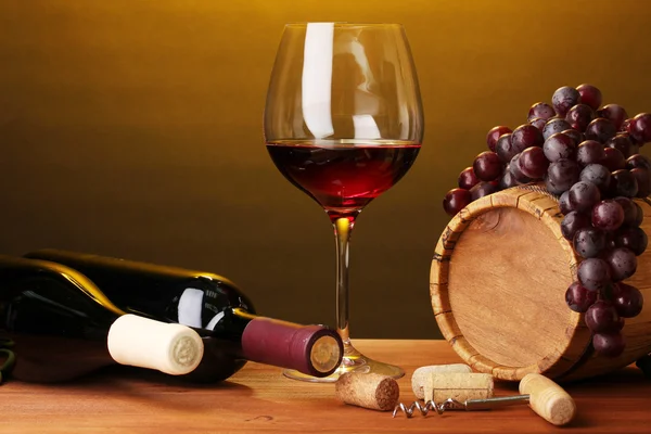 Şarap mahzeninde. şarap şişeleri ve runlet bileşimi — Stok fotoğraf