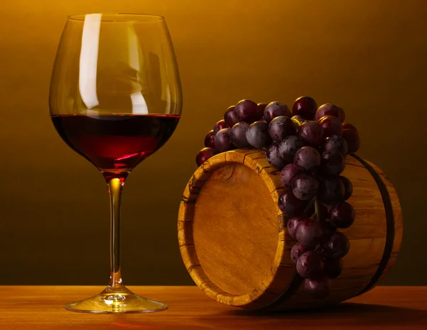 I vinkällaren. sammansättningen av vinflaskor och runlet — Stockfoto