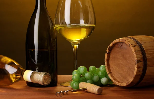 Ve vinném sklípku. složení láhev vína a říčku — Stock fotografie