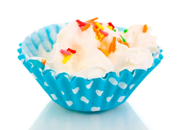 白で隔離されるクリーミーなカップケーキ — ストック写真