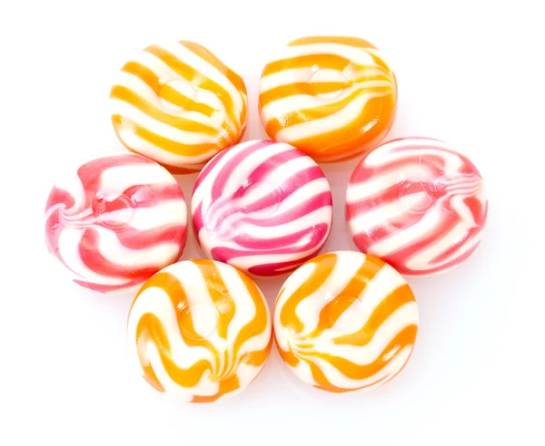 Caramelos de frutas a rayas aislados en blanco — Foto de Stock