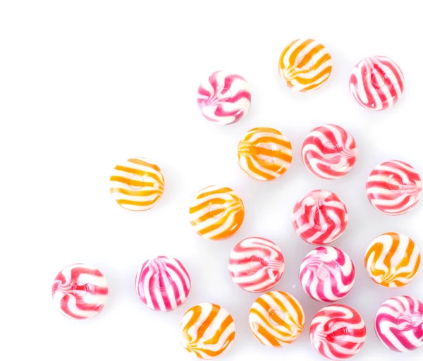 白で隔離されるストライプ フルーツキャンディ — ストック写真
