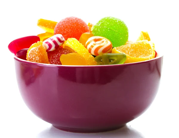Барвисті желе цукерки в фіолетовій мисці ізольовані на білому — стокове фото