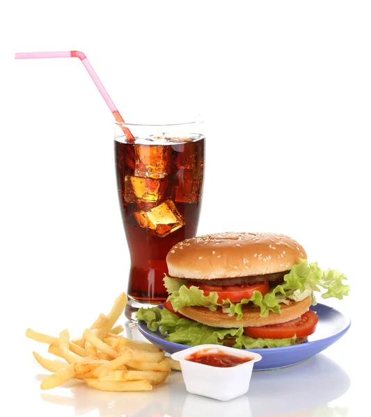 Hamburger grande e gustoso su piatto con cola e patate fritte isolate su bianco — Foto Stock