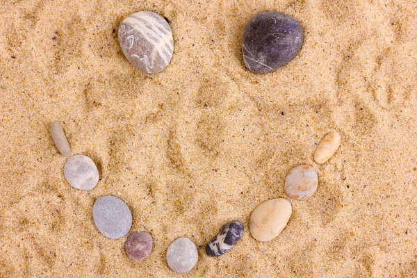 Glimlach-stenen op zand — Stockfoto