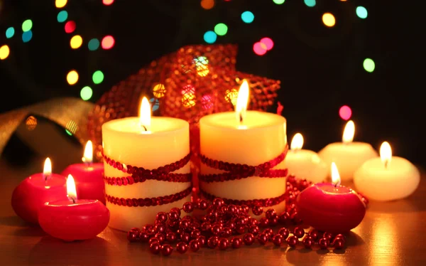 Belles bougies et décor sur table en bois sur fond lumineux — Photo