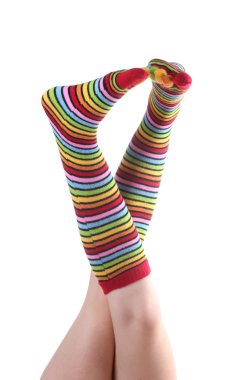 renkli çizgili çorap üzerine beyaz izole kadın ayakları