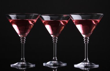 Kırmızı üzerine siyah izole martini bardaklarda kokteyl