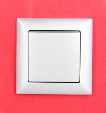 kırmızı zemin üzerine modern ışık anahtarı
