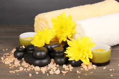 Spa ayarı gri arka plan üzerinde ahşap tablo