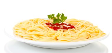 İtalyan spagetti beyaz bir plaka üzerinde beyaz izole pişirilir.