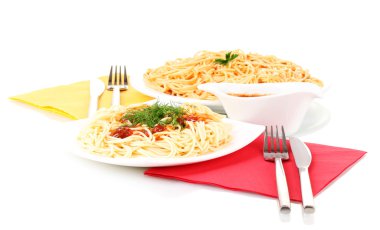 kompozisyon üzerinde beyaz izole domates soslu lezzetli pişmiş spagetti