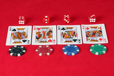 iskambil ve zar kırmızı poker masasında poker fişleri ile