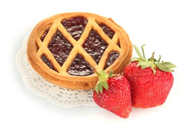 Çilekli lezzet üzerinde beyaz izole ile tart