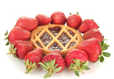 beyaz izole çilek ile süslenmiş tart