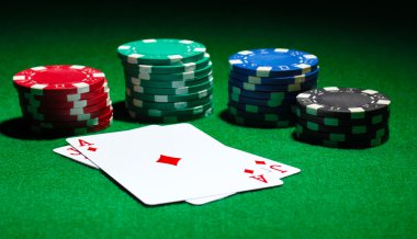 kartları ve yeşil masada Poker fişleri