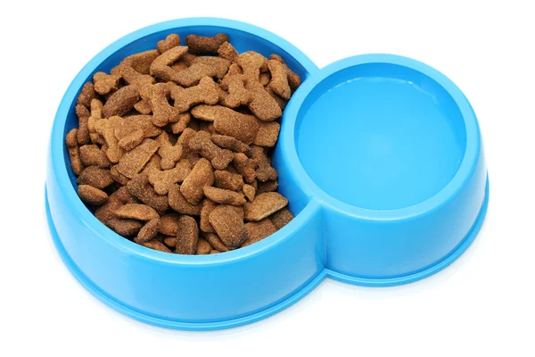 Сухий собака їжа і вода в синій мисці ізольовані на білому — стокове фото